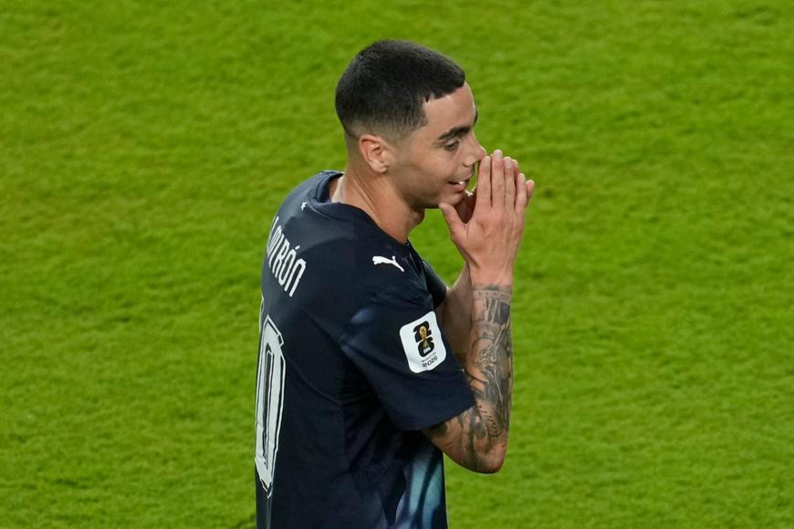 První červená za zakrytí úst. Skotové si stěžují na neodpískané penalty