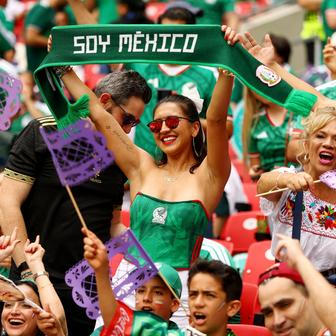 Mexická fanynka na Aztéckém stadionu při úvodním zápase MS 2026