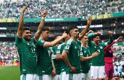 Mexická radost v zápase proti JAR na Aztéckém stadionu