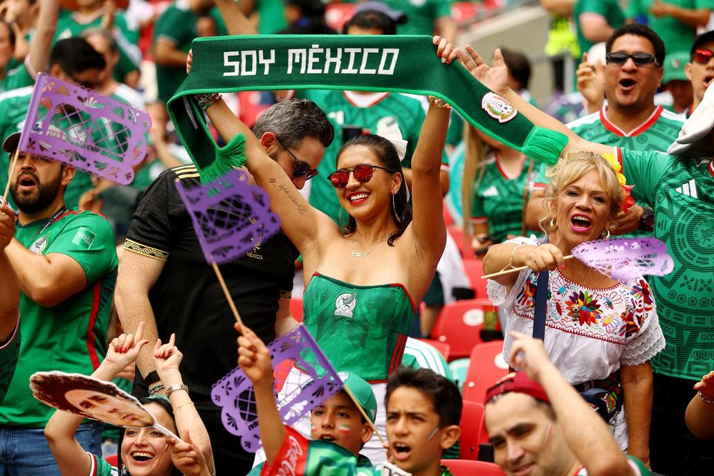 Mexická fanynka na Aztéckém stadionu při úvodním zápase MS 2026