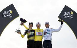Stupně vítězů Tour de France 2025: zleva Jonas Vingegaard, Tadej Pogačar a Florian Lipowitz