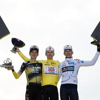 Stupně vítězů Tour de France 2025: zleva Jonas Vingegaard, Tadej Pogačar a Florian Lipowitz