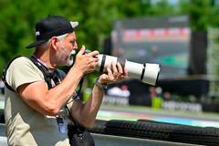 Prezident Petr Pavel fotografuje závodníky na trati VC České republiky v Brně.