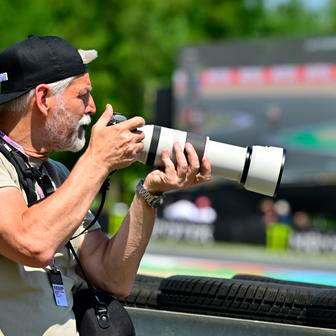 Prezident Petr Pavel fotografuje závodníky na trati VC České republiky v Brně.