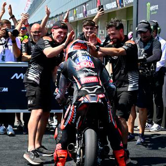 Vítěz kvalifikace Velké ceny České republiky třídy Moto3 - David Almansa ze Španělska z týmu Liqui Moly Dynavolt Intact GP