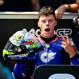 Filip Salač slaví druhé místo v kvalifikaci Velké ceny České republiky třídy Moto2 silničních motocyklů.