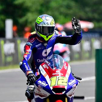 Filip Salač slaví druhé místo v kvalifikaci Velké ceny České republiky třídy Moto2 silničních motocyklů.