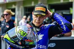Filip Salač slaví druhé místo v kvalifikaci Velké ceny České republiky třídy Moto2 silničních motocyklů.