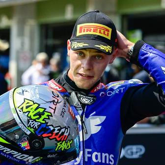 Filip Salač slaví druhé místo v kvalifikaci Velké ceny České republiky třídy Moto2 silničních motocyklů.
