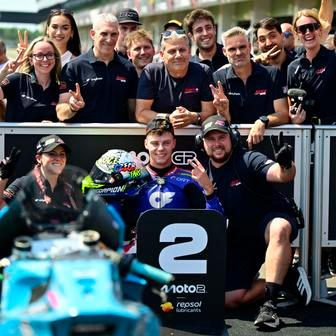 Filip Salač slaví druhé místo v kvalifikaci Velké ceny České republiky třídy Moto2 silničních motocyklů.