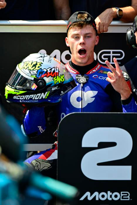 Filip Salač slaví druhé místo v kvalifikaci Velké ceny České republiky třídy Moto2 silničních motocyklů.