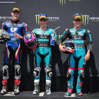 Filip Salač (vlevo) po kvalifikaci Moto2 v rámci VC České republiky v Brně 2026