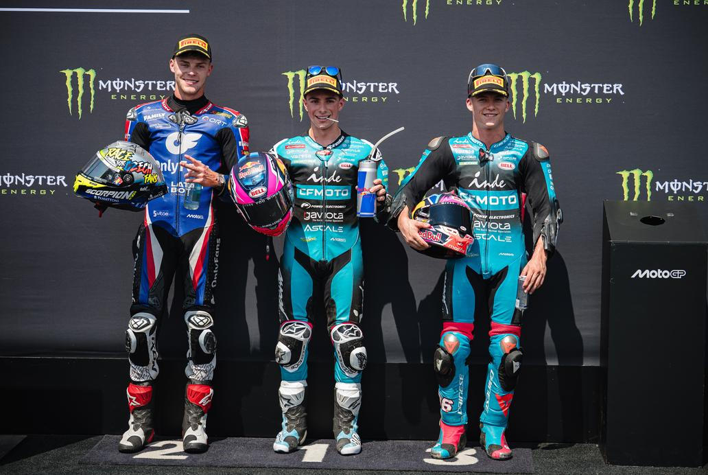 Filip Salač (vlevo) po kvalifikaci Moto2 v rámci VC České republiky v Brně 2026