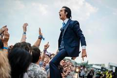 Australský zpěvák, skladatel a textař Nick Cave se skupinou The Bad Seeds v sobotu večer na festivalu Metronome Prague 2026 odehrál asi dvě a půl hodiny trvající koncert. 
