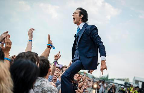Australský zpěvák, skladatel a textař Nick Cave se skupinou The Bad Seeds v sobotu večer na festivalu Metronome Prague 2026 odehrál asi dvě a půl hodiny trvající koncert. 