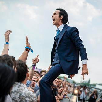 Australský zpěvák, skladatel a textař Nick Cave se skupinou The Bad Seeds v sobotu večer na festivalu Metronome Prague 2026 odehrál asi dvě a půl hodiny trvající koncert. 