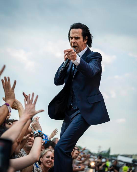 Do programu koncertního turné po Evropě a britských ostrovech Nick Cave & The Bad Seeds zařadili písně z různých období včetně debutu From Her to Eternity ze stejnojmenného alba z roku 1984