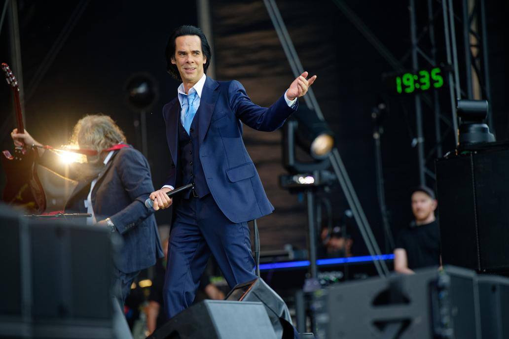 Tradiční složení skupiny The Bad Seeds obohatily tři ženské vokály a jeden mužský.