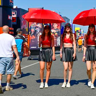neuvedenoGrid girls v paddocku Velké ceny České republiky
