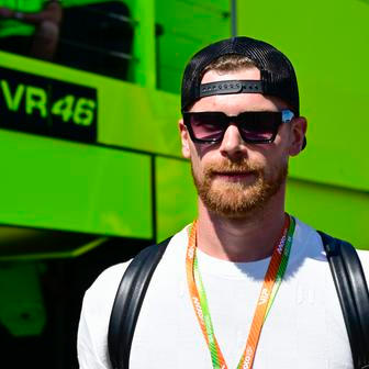 Hokejový brankář Karel Vejmelka v paddocku v Brně