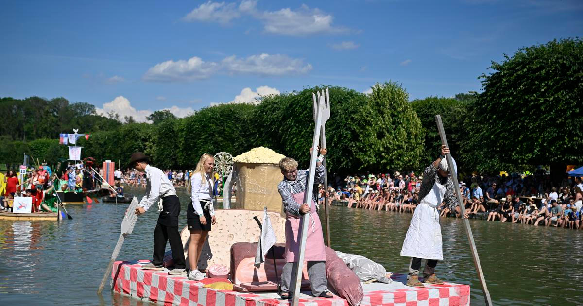 Soutěž bizarních plavidel v Holešově ovládla studentská loď připomínající prostřený stůl