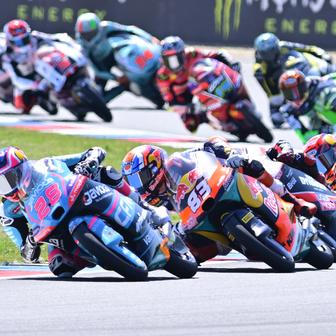 Start závodu Moto3 v Brně