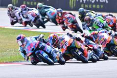 Start závodu Moto3 v Brně