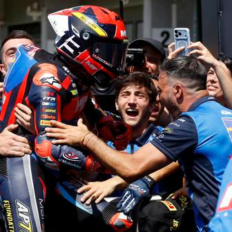 Hakim Danish z Malajsie slaví triumf v závodě Moto3 v Brně 2026