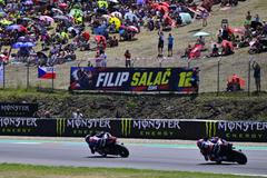 Filip Salač (12) v závodě Moto2 v Brně 2026