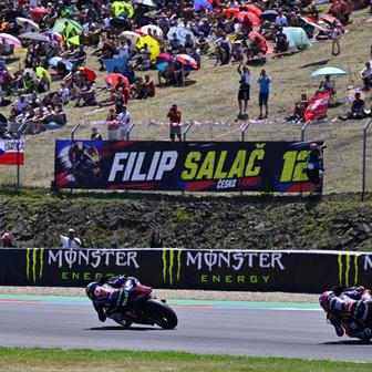 Filip Salač (12) v závodě Moto2 v Brně 2026