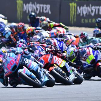 Filip Salač (12) v závodě Moto2 v Brně 2026