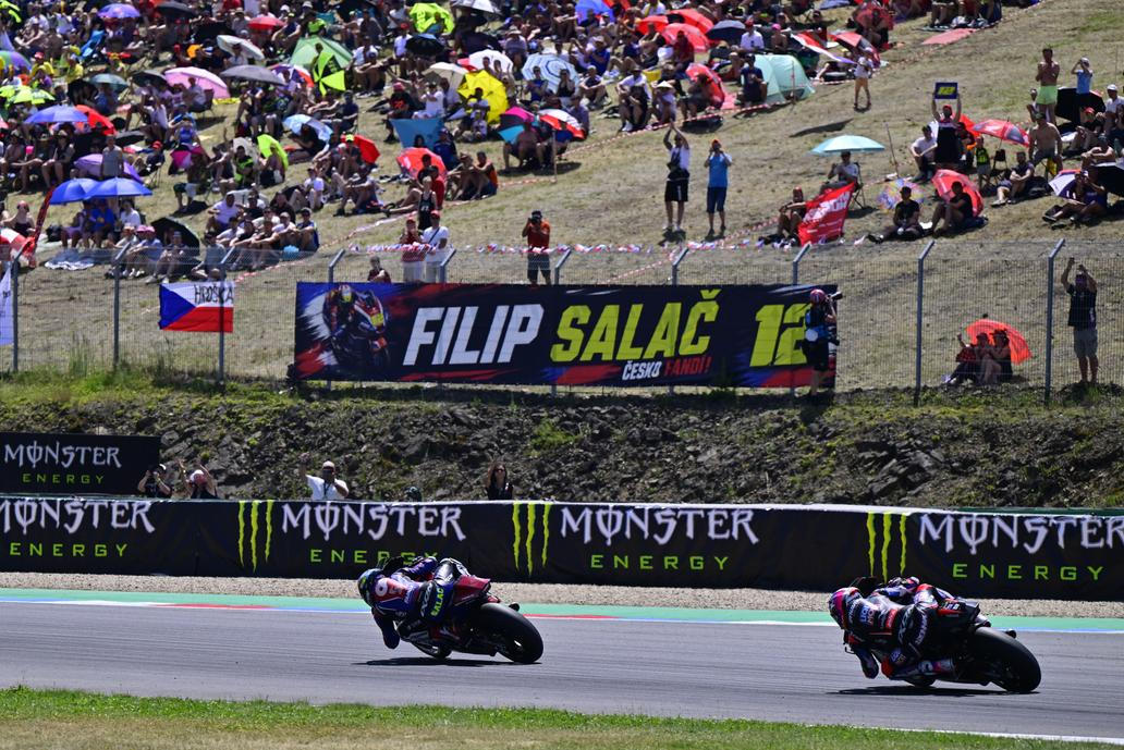 Filip Salač (12) v závodě Moto2 v Brně 2026