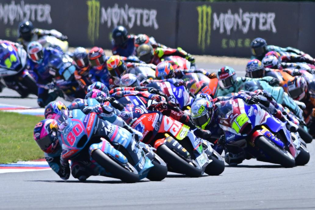 Filip Salač (12) v závodě Moto2 v Brně 2026