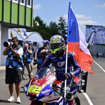 Filip Salač slaví třetí místo v závodě Moto2 v rámci VC České republiky v Brně 2026.
