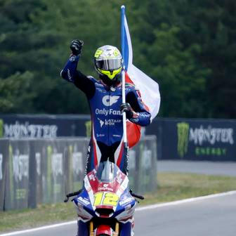 Filip Salač slaví třetí místo v závodě Moto2 v rámci VC České republiky v Brně 2026.
