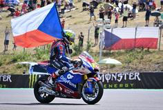 Filip Salač slaví třetí místo v závodě Moto2 v rámci VC České republiky v Brně 2026.
