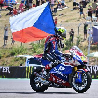 Filip Salač slaví třetí místo v závodě Moto2 v rámci VC České republiky v Brně 2026.
