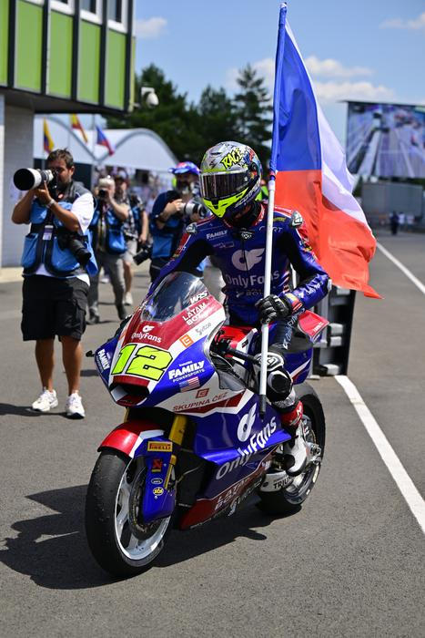 Filip Salač slaví třetí místo v závodě Moto2 v rámci VC České republiky v Brně 2026.