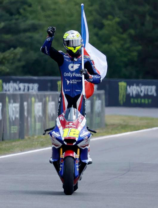 Filip Salač slaví třetí místo v závodě Moto2 v rámci VC České republiky v Brně 2026.