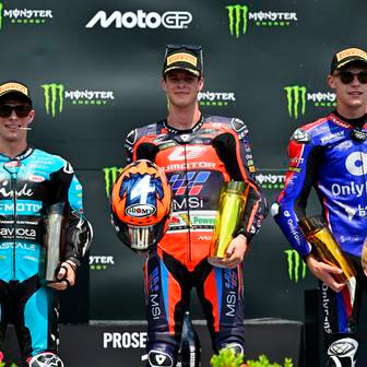 Zleva druhý David Alonso, první Iván Ortolá ze Španělska a třetí Filip Salač po závodě Moto2 v rámci VC České republiky v Brně 2026