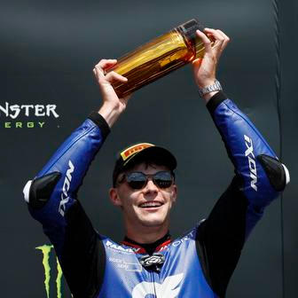 Filip Salač slaví třetí místo v závodě Moto2 v rámci VC České republiky v Brně 2026.