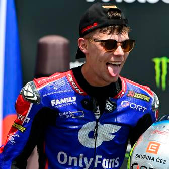 Filip Salač slaví třetí místo v závodě Moto2 v rámci VC České republiky v Brně 2026.