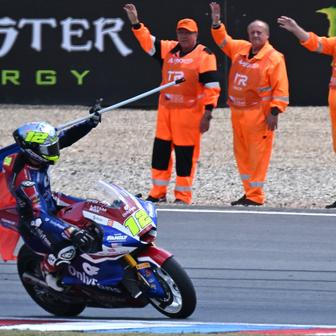 Filip Salač slaví třetí místo v závodě Moto2 v rámci VC České republiky v Brně 2026.