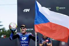 Filip Salač slaví třetí místo v závodě Moto2 v rámci VC České republiky v Brně 2026
