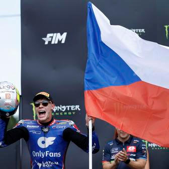 Filip Salač slaví třetí místo v závodě Moto2 v rámci VC České republiky v Brně 2026