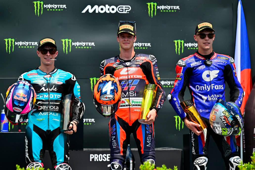 Zleva druhý David Alonso, první Iván Ortolá ze Španělska a třetí Filip Salač po závodě Moto2 v rámci VC České republiky v Brně 2026