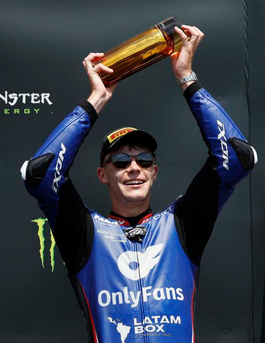Filip Salač slaví třetí místo v závodě Moto2 v rámci VC České republiky v Brně 2026.