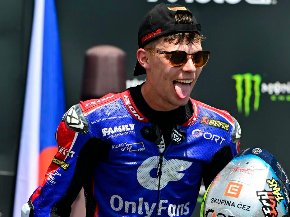 Filip Salač slaví třetí místo v závodě Moto2 v rámci VC České republiky v Brně 2026.