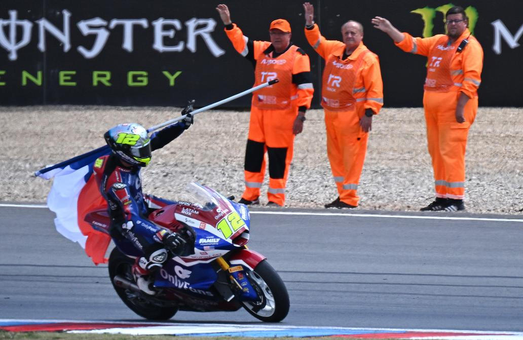 Filip Salač slaví třetí místo v závodě Moto2 v rámci VC České republiky v Brně 2026.