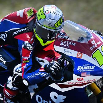 Filip Salač (12) v závodě Moto2 v Brně 2026